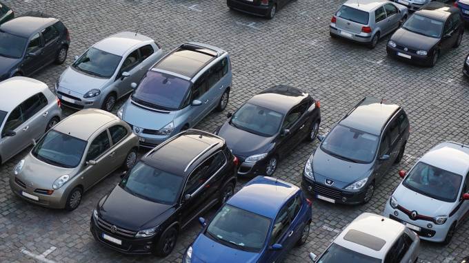 В Петербурге упали продажи автомобилей на 7% впервые за три года