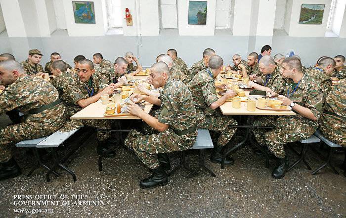Рацион питания солдат разнообразят - изменения в сфере снабжения армии Армении