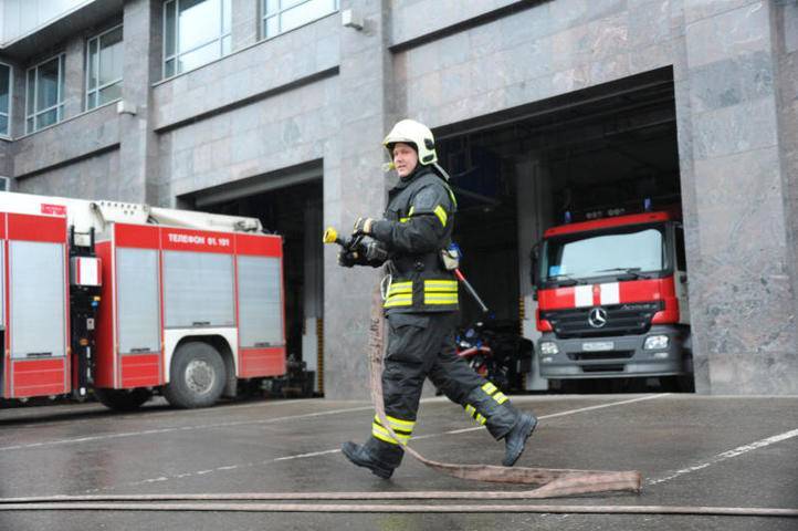 Пожарные спасли 15 человек при тушении возгорания на севере Москвы