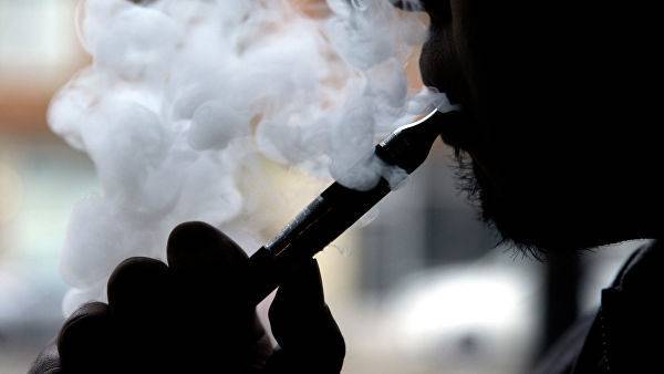 В Госдуме призвали запретить продажу электронных сигарет подросткам и их курение в общественных местах