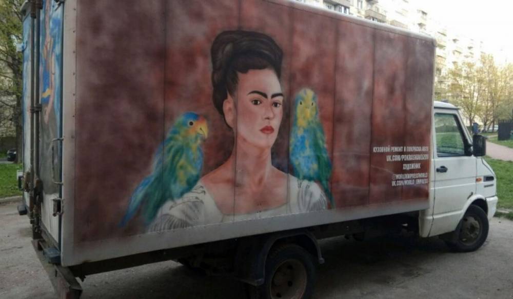 В Петербурге продают фургон с портретами Фриды Кало