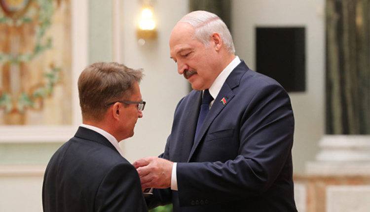 Лукашенко вручил госнаграды 45 выдающимся белорусам