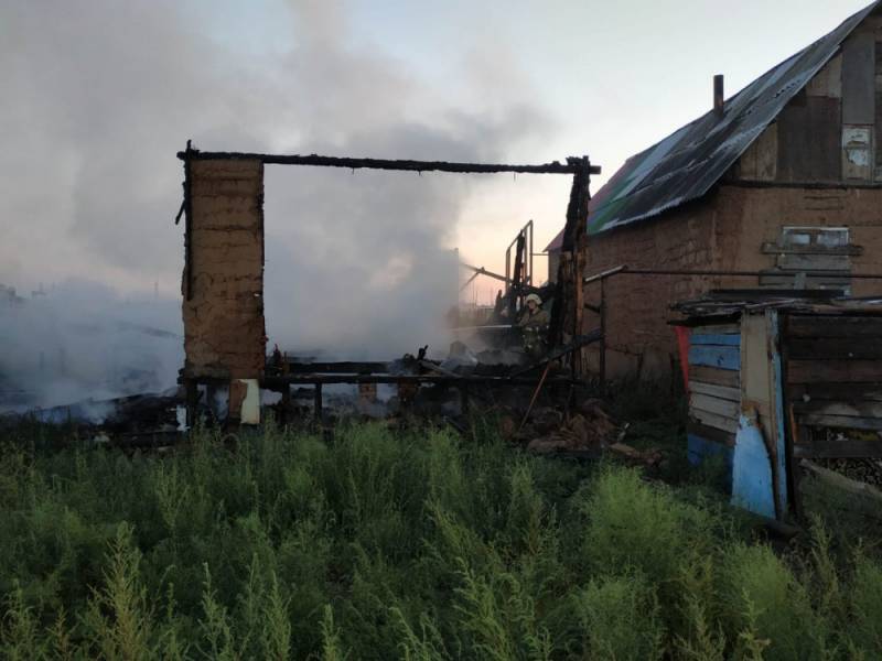 В Астраханской области горели гараж, квартира и заброшенные здания