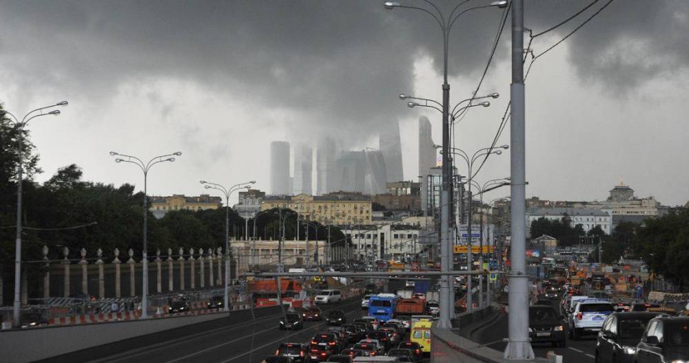 Москвичей предупредили о сильном дожде и ветре в пятницу