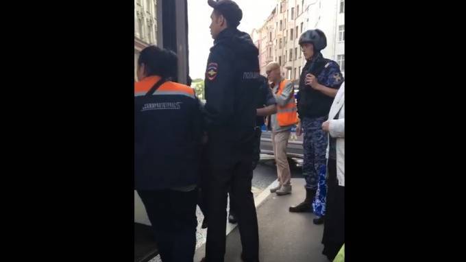 Пассажир и водитель автобуса подрались из-за пробки на Петроградке