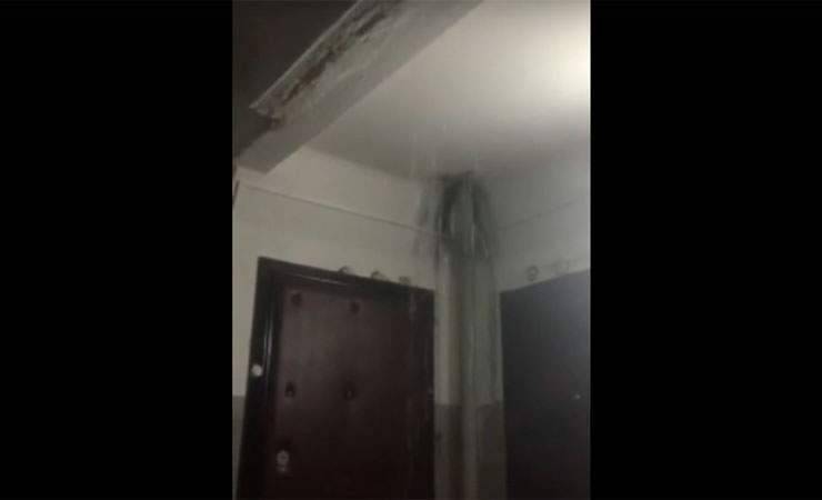 «Душ» в подъезде: дождь затопил жилой дом в Гомеле