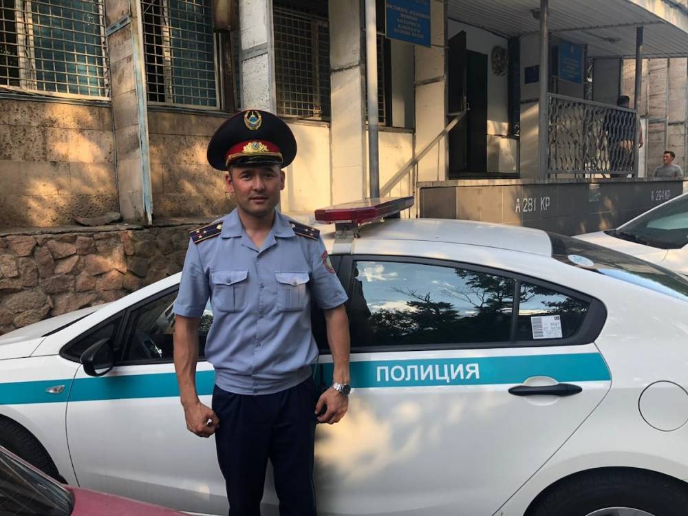 Алматинский полицейский спас мужчину, который хотел совершить суицид