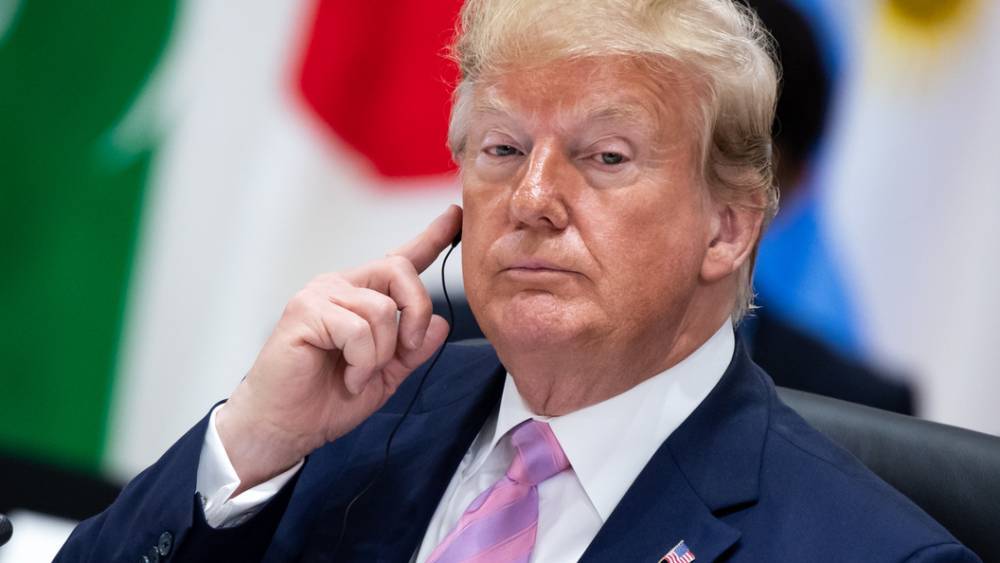 "Один выдохся, другой спятил": Трамп потроллил демократов, пока ждал обед на G20