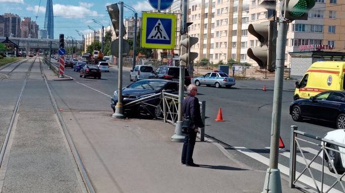 Водитель во время эпилептического припадка снес светофор на перекрестке Стародеревенской и Савушкина