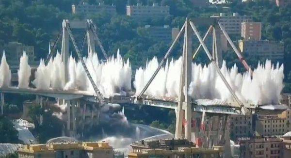 В итальянской Генуе  взорвали автомобильный мост Моранди (+видео)