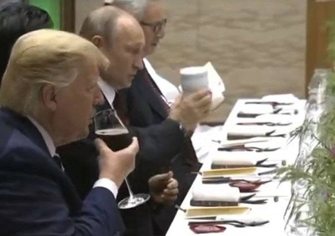 Путин удивил участников саммита G20 белой кружкой-термосом (видео)