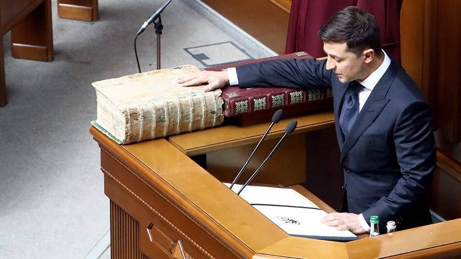 Зеленский запустил флешмоб о Конституции Украины