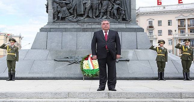 Президент Республики Таджикистан возложил венок к монументу Победы в Минске