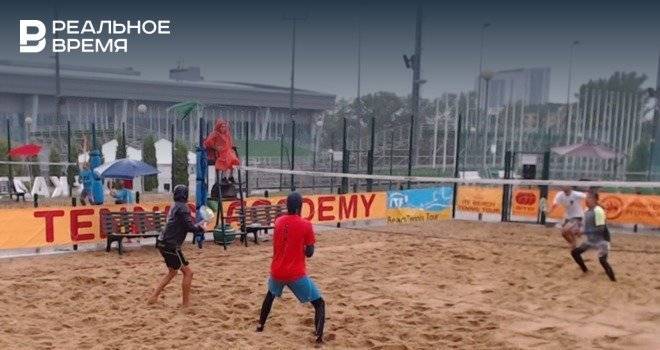 В Казани под дождем прошли соревнования Всемирного Гран-при по пляжному теннису — видео