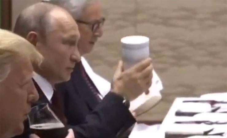СМИ пишут о паранойе Путина. Он пришел на ужин лидеров G20 со своим термосом — видео