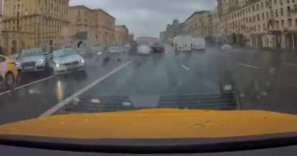 Москвич разогнался на Кутузовском проспекте и протаранил машину ДПС