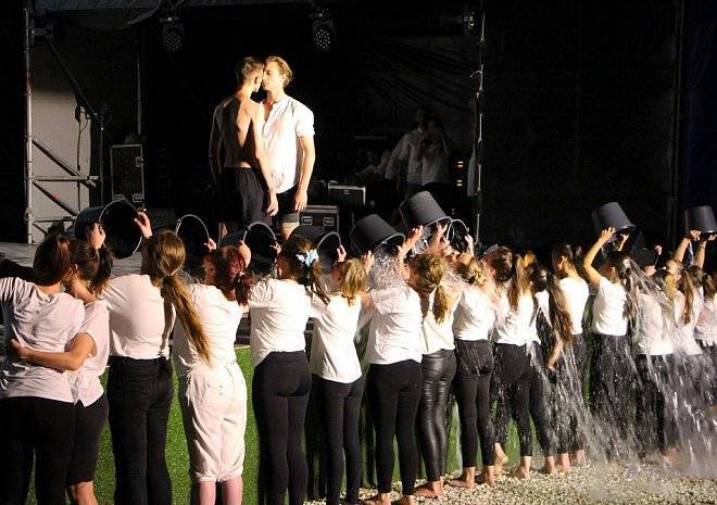 На «Тавриде» показали спектакль с целующимися девушками и «конкурсом мокрых маек»