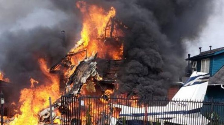 Самолет с пассажирами протаранил жилой дом, все объято пламенем: жуткие кадры трагедии, есть жертвы