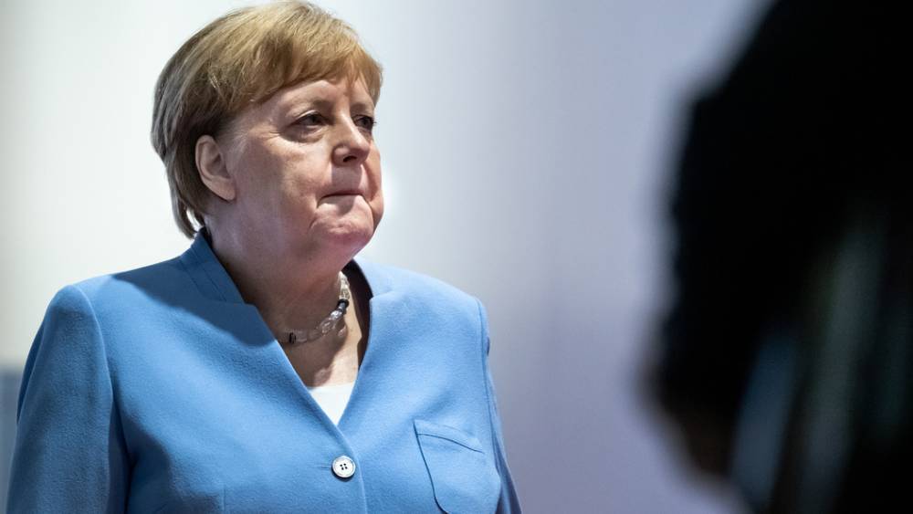 "Так колотило, что сама испугалась": Меркель сфотографировали на G20 в "говорящей" позе