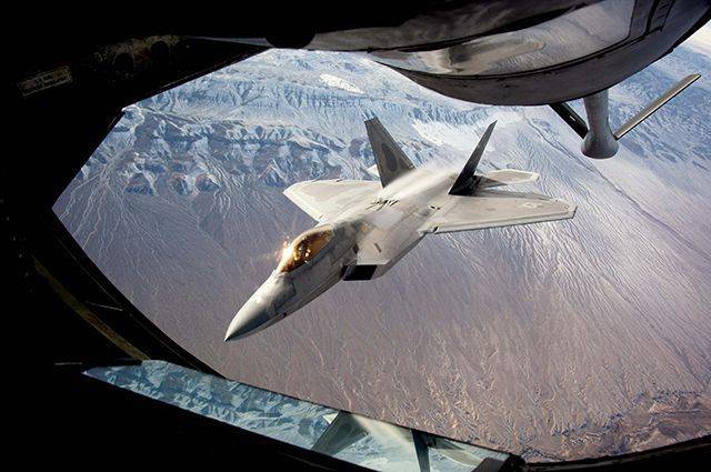 США направили в Катар более десяти дополнительных истребителей F-22