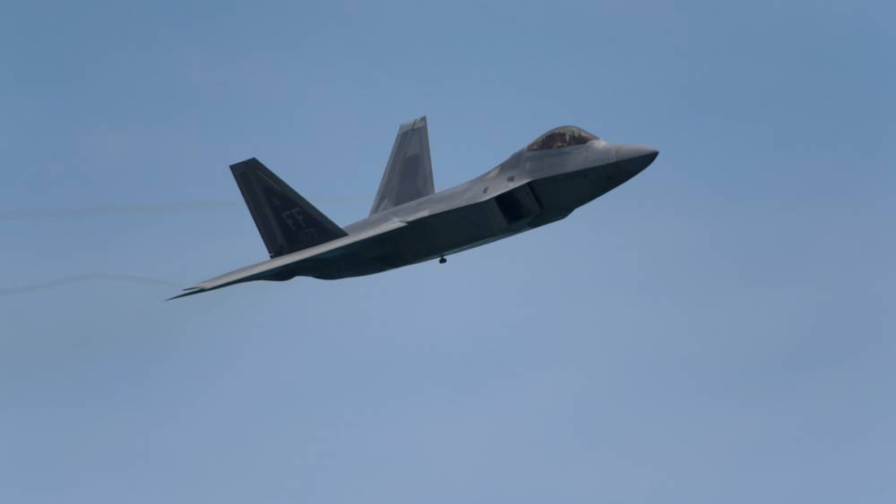 США готовя удар по Ирану? Американские истребители F-22 впервые перебросили на базу в Катаре