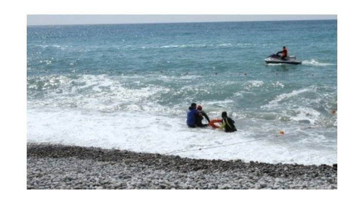 Опасный заплыв: в Крыму спасли двух туристов