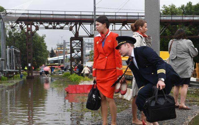 Вместо самолетов и авто - катера и лодки: московский аэропорт Шереметьево затопило - видео