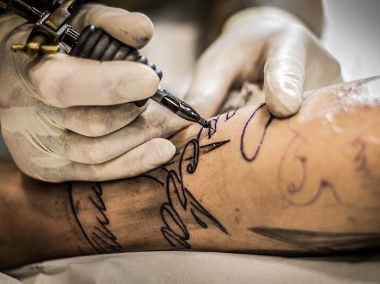 Медики забили тревогу: гепатит передается через пирсинг и татуировки
