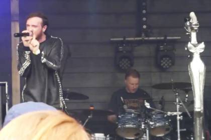 Барабанщик трибьют-группы Korn пережил инсульт на сцене и продолжил концерт