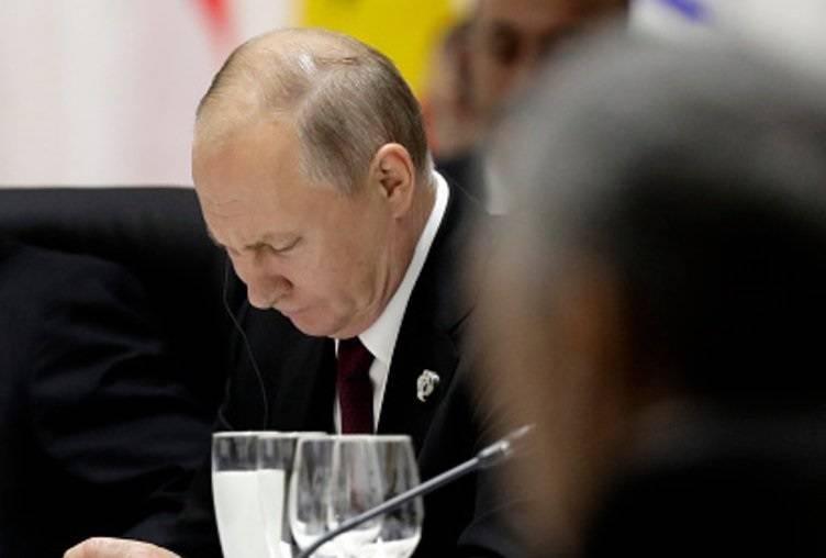 “Дед уже совсем параноик”: Путин на саммит G20 пришел со своим термосом (видео)
