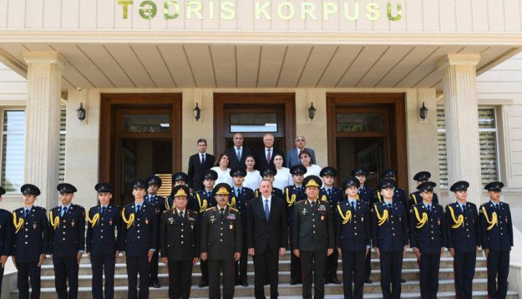 Ильхам Алиев посетил отремонтированный военный лицей в Баку