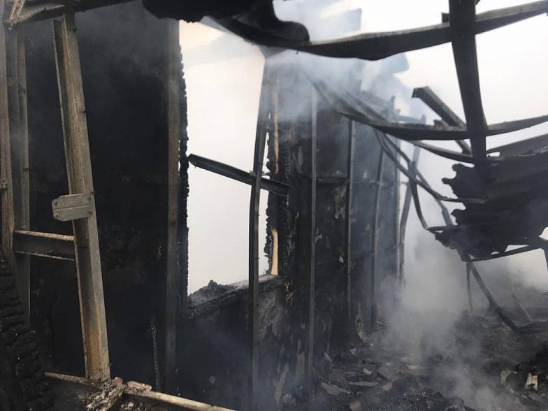 В Волгодонском районе Ростовской обалсти дотла сгорело два дома и хозпостройка
