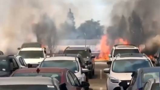 Вот как из-за пала травы сгорают дотла сразу десятки автомобилей (жаркое видео)