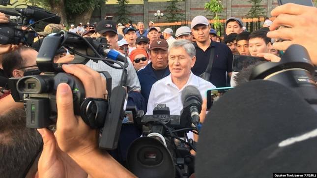 Атамбаев заявил, что не признает легитимным президентство Жээнбекова