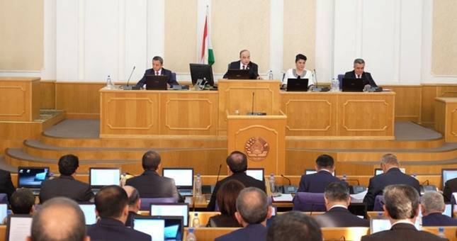 Таджикские депутаты вернули налоговые льготы учебным заведениям