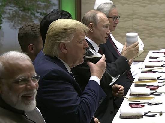 Песков объяснил появление Путина на ужине G20 со своим термосом
