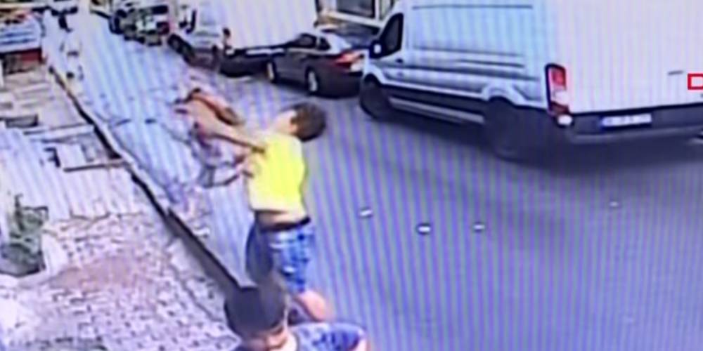 Житель Стамбула поймал выпавшего из окна двухлетнего ребенка