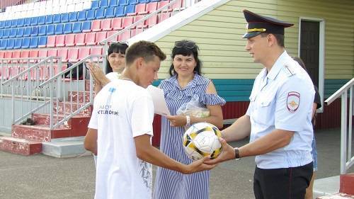 Руководство ОМВД России по Саракташскому району помогает детскому спорту