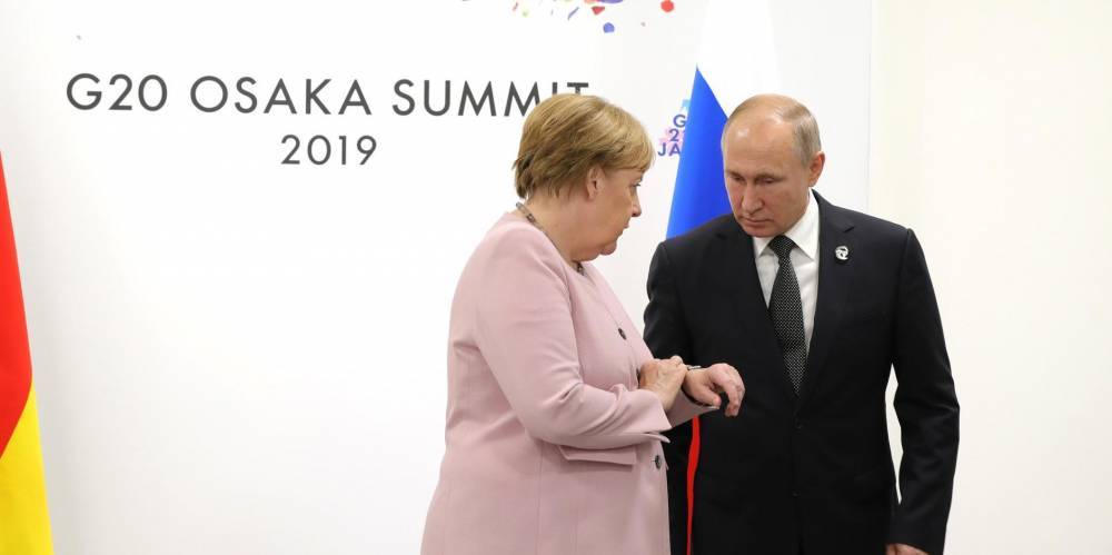 Меркель потерялась во времени и пространстве после общения с Путиным