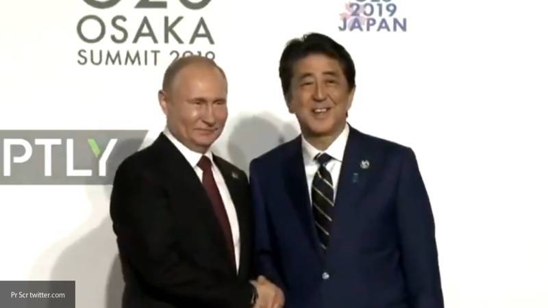 Абэ подтвердил планы Японии и РФ продвигать переговоры по мирному договору