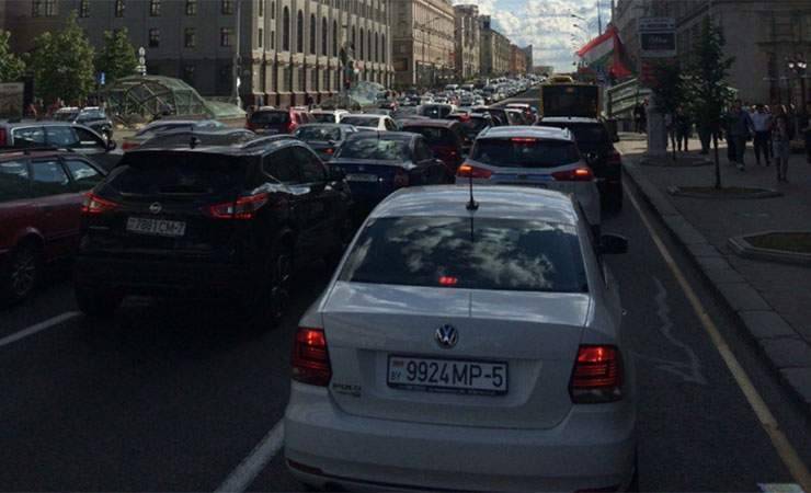 Видеофакт: Стоп-Рахмон в Минске — массовый протест водителей из-за перекрытия проезжей части для кортежа президента Таджикистана