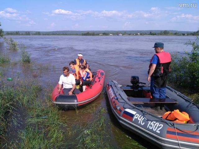 Росгвардия эвакуирует население в зоне паводков на территории Иркутской области
