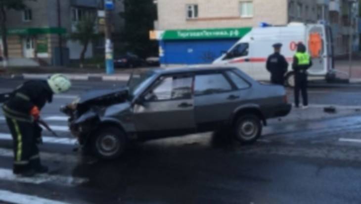 В Брянске утром столкнулись грузовик и ВАЗ – есть раненые