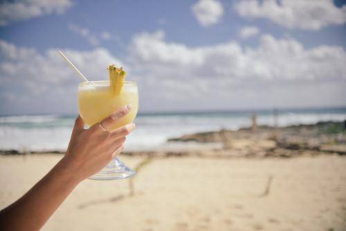 Пиво в отпуске не пить! Любители алкоголя в жару рискуют заработать рак кожи