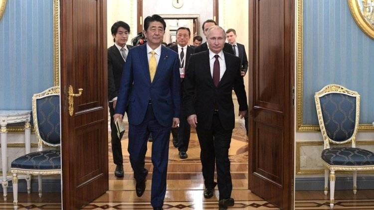 Абэ заявил, что Япония и РФ совместно займутся туризмом и переработкой мусора на Курилах