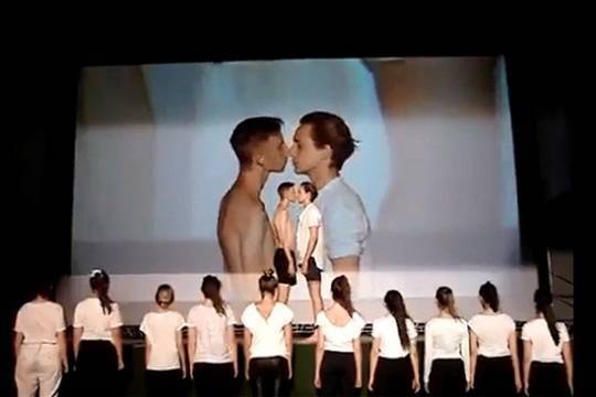 На «Тавриде» Gogol school показала спектакль с целующимися девушками