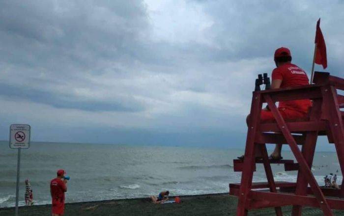Туристы должны быть осторожны: в Грузии из-за шторма запрещено купание в море