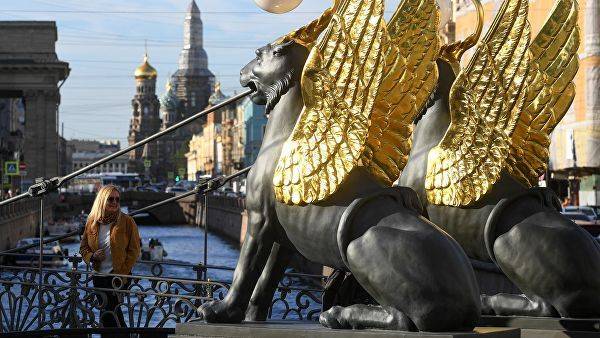 Вандалы повредили Банковский мост с крылатыми львами в Петербурге
