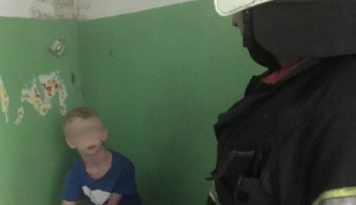 В Брянске спасатели сняли мальчика с крыши пятиэтажного дома