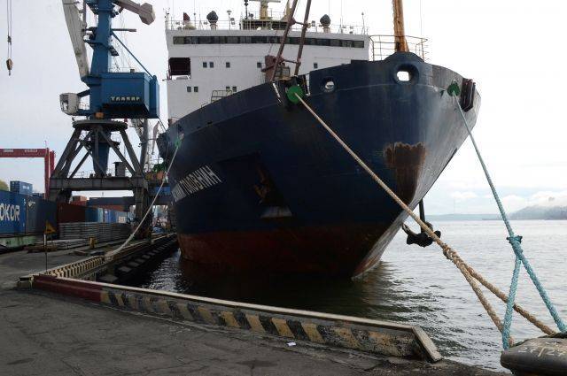 Моряки, погибшие на судне «Василий Головнин», отравились метанолом
